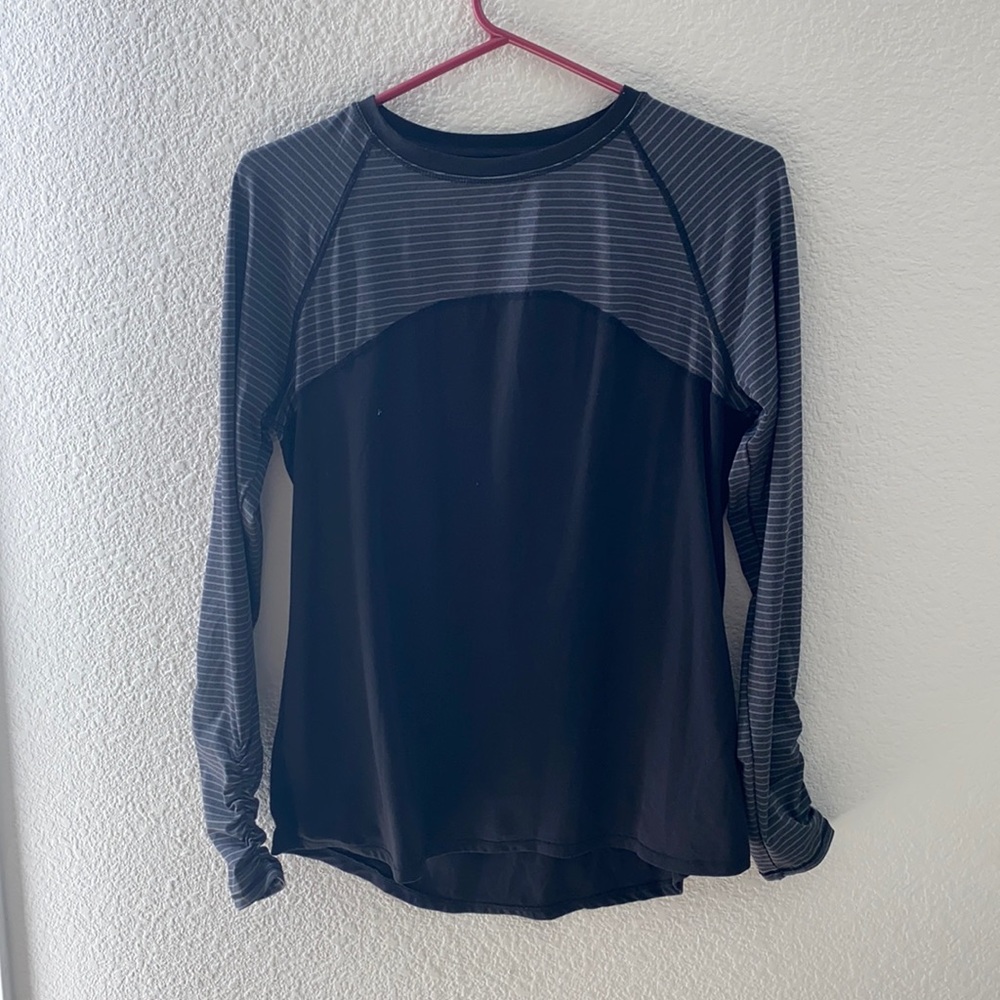 Avia Women’s size Small work out long sleeve shirt